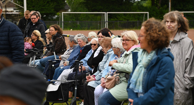 750-jahr-feier-merbeck-haus-magret-tagesausflug-sportplatz-weitaufnahme