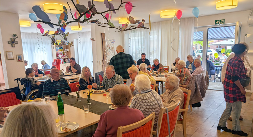 sommerfest-august-2025-haus-margret-haus-maria-innenraum-gemeinsames-feiern